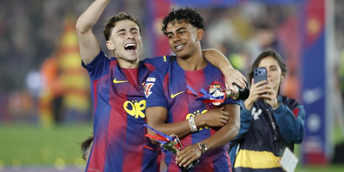 Los jugadores del FC Barcelona Gavi y Lamine Yamal celebrando el título de Liga. EFE/Andreu Dalmau.