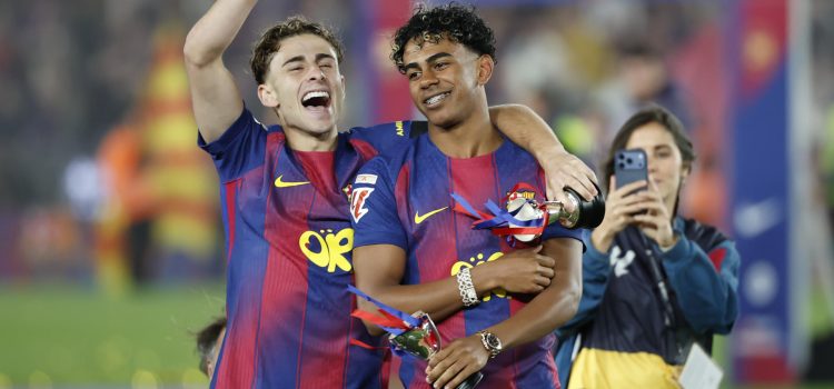 Los jugadores del FC Barcelona Gavi y Lamine Yamal celebrando el título de Liga. EFE/Andreu Dalmau.