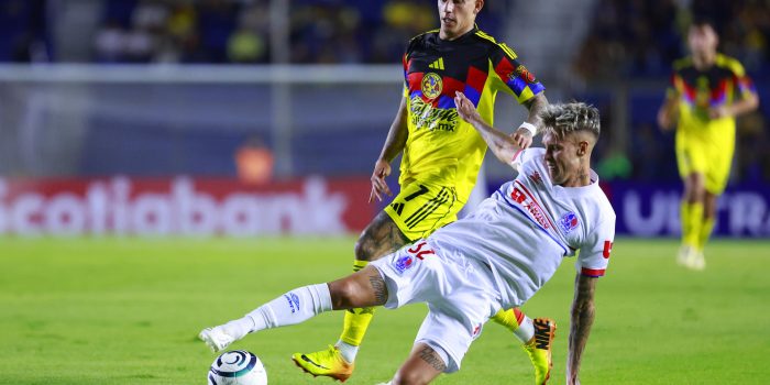 Paul Rodríguez (i) de América disputa el balón con Agustín Mulet de Olimpia este miércoles, en un partido de la Copa de Campeones Concacaf entre América y Olimpia en el estadio Ciudad de los Deportes en Ciudad de México (México). EFE/ Sáshenka Gutiérrez
