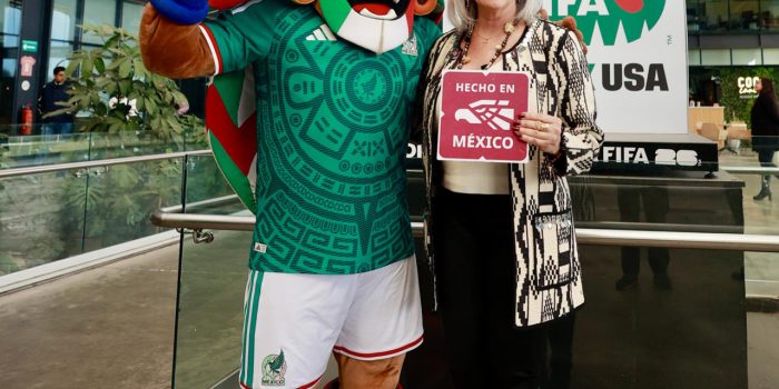 La responsable del Plan de Marca Nacional Hecho en México, Bárbara Botello (d) y la mascota de la Selección Nacional de Fútbol, Kin (i) posan durante un acto protocolario este miércoles, en la ciudad de Toluca (México). EFE/Felipe Gutiérrez