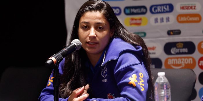 La jugadora de la selección brasileña de fútbol Duda Sampaio habla en una rueda de prensa este jueves, en Ciudad de México (México). EFE/ Sáshenka Gutiérrez