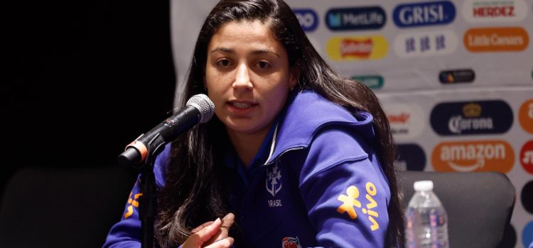 La jugadora de la selección brasileña de fútbol Duda Sampaio habla en una rueda de prensa este jueves, en Ciudad de México (México). EFE/ Sáshenka Gutiérrez