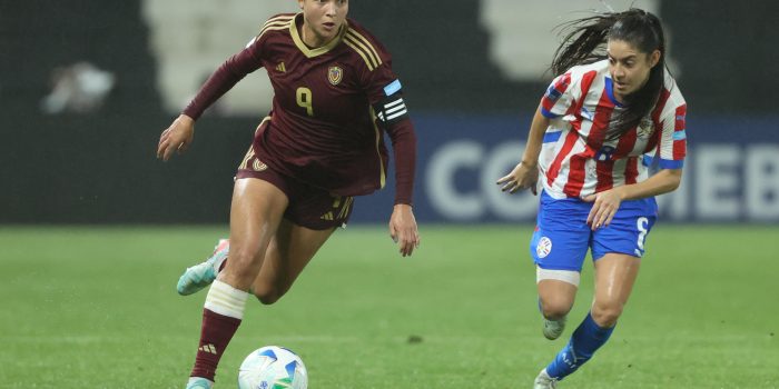 Celeste Aguilera (d), de Paraguay, disputa un balón con Deyna Castellanos, de Venezuela, en un partido de la Liga de Naciones Femenina entre Paraguay y Venezuela en el estadio La Huerta, en Asunción (Paraguay). EFE/Juan Pablo Pino