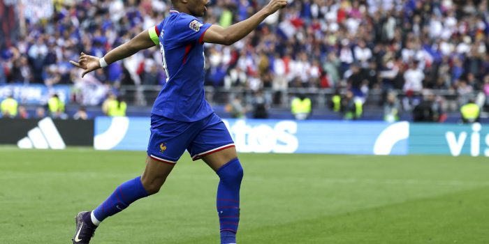 El delantero de Francia Kylian Mbappé celebra el 0-1 durante la pelea por el tercer puesto de la UEFA Nations League que han jugado Alemania y Francia en Stuttgart, Alemania. EFE/EPA/CHRISTOPHER NEUNDORF