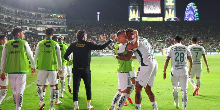 Andrés Guardado (c) y Jhonder Cádiz (3-d) de León celebran un gol en el estadio León en el estado de Guanajuato (México). EFE/ Luis Ramírez