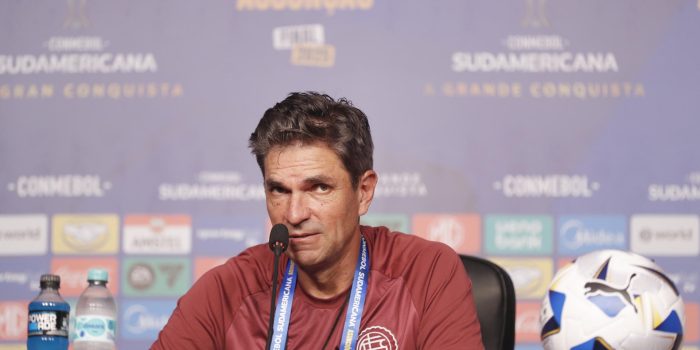 El entrenador de Lanús, Mauricio Pellegrino, durante una rueda de prensa en Asunción (Paraguay), donde se jugará la final de la Copa Sudamericana. EFE/Juan Pablo Pino