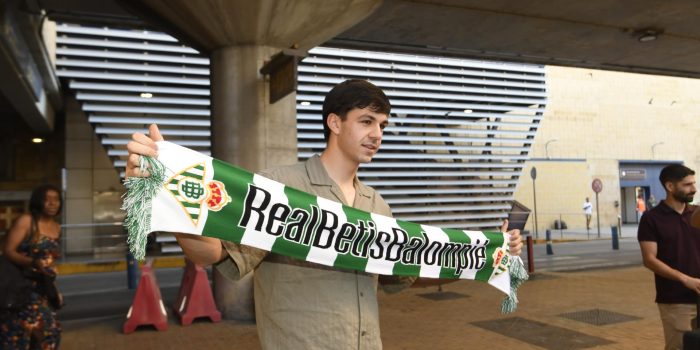 ALT El uruguayo Gonzalo Petit llega a Sevilla para firmar por el Betis por cinco temporadas