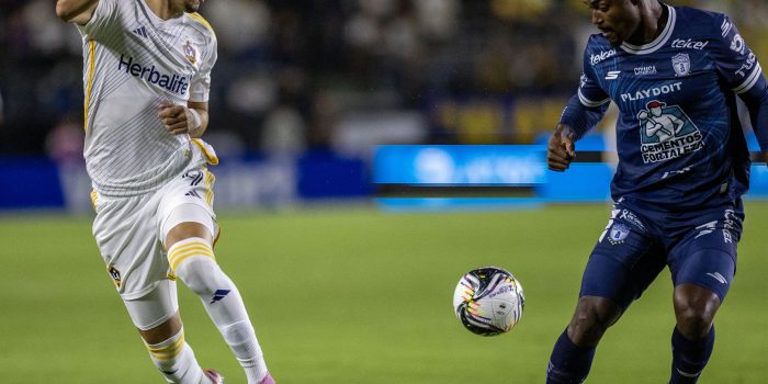 Matheus Nasmiento (i) de LA Galaxy disputa el balón con Eduardo Dos Santos de Pachuca este miércoles, durante el partido de cuartos de final de la Leagues Cup disputado en Carson (Estados Unidos). EFE/ Armando Arorizo