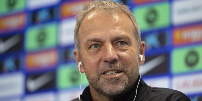El entrenador del FC Barcelona Hansi Flick, durante la rueda de prensa tras el entrenamiento del FC Barcelona previo al partido de liga ante el Villarreal. EFE/Alejandro García
