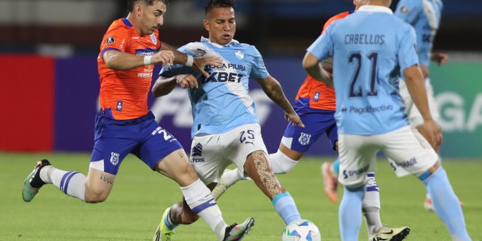 Martín Távara (c) de Sporting Cristal disputa un balón con Oscar Romero (i) de 2 de Mayo este martes en el partido de vuelta de la segunda fase previa de la Copa Libertadores en el estadio Miguel Grau, en Callao (Perú). EFE/ Paolo Aguilar