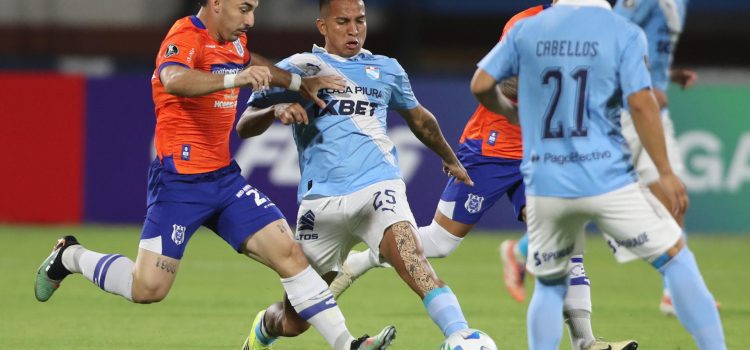 Martín Távara (c) de Sporting Cristal disputa un balón con Oscar Romero (i) de 2 de Mayo este martes en el partido de vuelta de la segunda fase previa de la Copa Libertadores en el estadio Miguel Grau, en Callao (Perú). EFE/ Paolo Aguilar