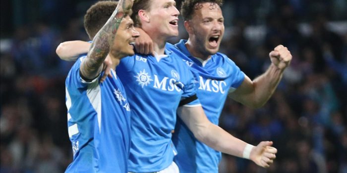 El jugador del Nápoles Scott McTominay (C) celebra el 2-0 durante el partido de la Serie A que han jugado SSC Napoli y FC Torino, en Nápoles, Italia. EFE/EPA/CESARE ABBATE