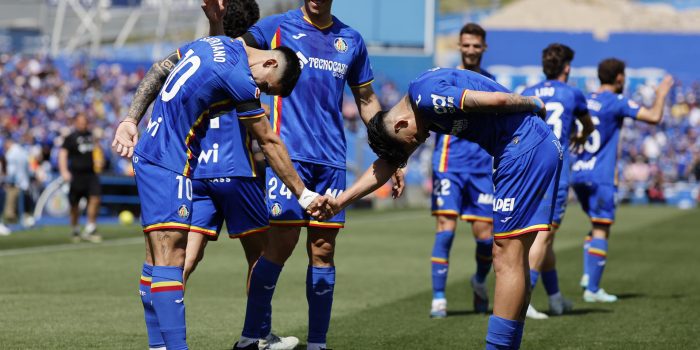 El futbolista del Getafe CF Martín Satriano (i) felicita a su compañero Luis Vázquez (d) tras marcar éste el 1-0 al Athlétic de Bilbao durante el partido de LaLiga EA Sports disputado en el Estadio Coliseum de Getafe este domingo. EFE/ Mariscal