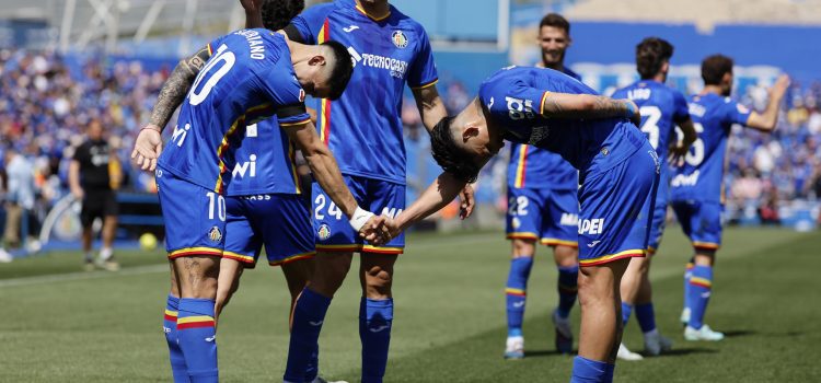 El futbolista del Getafe CF Martín Satriano (i) felicita a su compañero Luis Vázquez (d) tras marcar éste el 1-0 al Athlétic de Bilbao durante el partido de LaLiga EA Sports disputado en el Estadio Coliseum de Getafe este domingo. EFE/ Mariscal