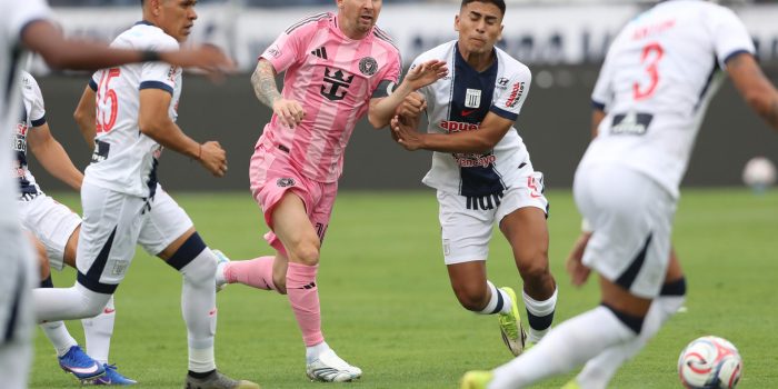Gianfranco Chávez (2d), de Alianza Lima, disputa el balón con Lionel Messi (c), de Inter Miami, durante un partido amistoso entre Alianza Lima e Inter Miami en el estadio Alejandro Villanueva en Lima (Perú). EFE/Paolo Aguilar