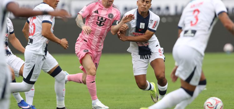 Gianfranco Chávez (2d), de Alianza Lima, disputa el balón con Lionel Messi (c), de Inter Miami, durante un partido amistoso entre Alianza Lima e Inter Miami en el estadio Alejandro Villanueva en Lima (Perú). EFE/Paolo Aguilar