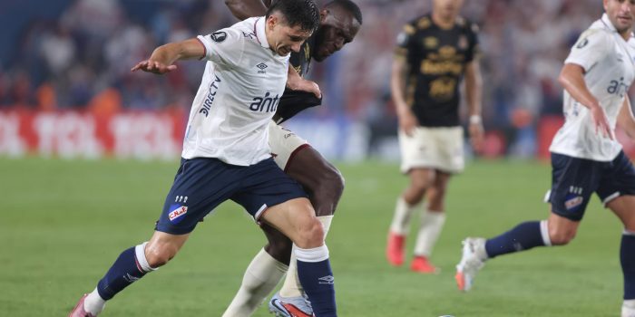 Maximiliano Silvera (i), de Nacional, disputa el balón con Anderson Angulo, de Tolima, este martes durante un partido de la Copa Libertadores en el estadio Gran Parque Central, en Montevideo. EFE/ Gastón Britos