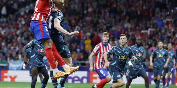 El defensa uruguayo del Atlético de Madrid, José María Giménez (i), remata el balón para conseguir el segundo gol del equipo rojiblanco durante el encuentro correspondiente a la primera jornada de la Liga de Campeones que disputaron Atlético de Madrid y el RB Leipzig en el estadio Cívitas Metropolitano de Madrid. EFE/ Kiko Huesca.