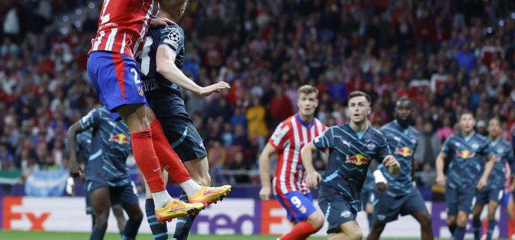 El defensa uruguayo del Atlético de Madrid, José María Giménez (i), remata el balón para conseguir el segundo gol del equipo rojiblanco durante el encuentro correspondiente a la primera jornada de la Liga de Campeones que disputaron Atlético de Madrid y el RB Leipzig en el estadio Cívitas Metropolitano de Madrid. EFE/ Kiko Huesca.