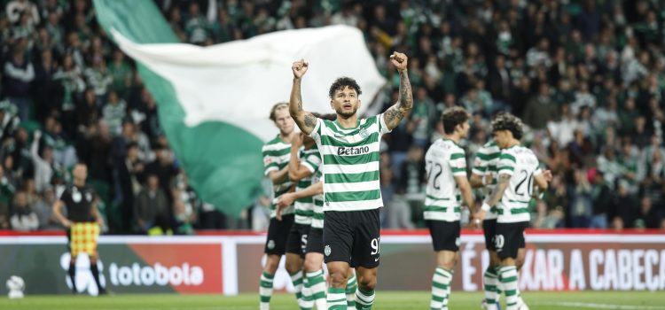 Luis Suárez (C), del Sporting, celebra el 2-0 durante el partido de fútbol de la Primera División portuguesa contra el Gil Vicente en Lisboa. EFE/EPA/ANTONIO PEDRO SANTOS