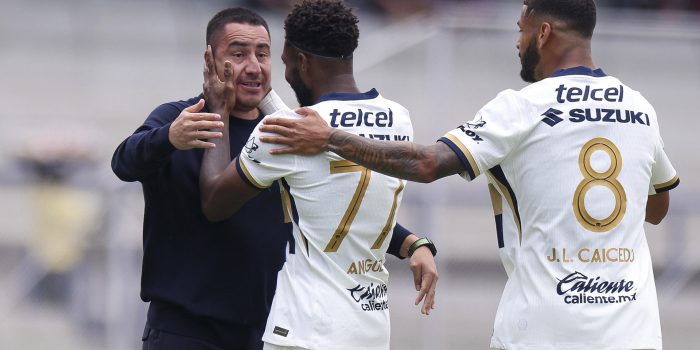 El entrenador Efraín Juárez (i), y los jugadores Alvaro Angulo (c) y José Caicedo de Pumas celebran un gol. Imagen de archivo. EFE/ Isaac Esquivel