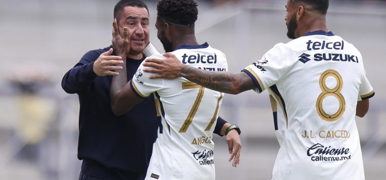 El entrenador Efraín Juárez (i), y los jugadores Alvaro Angulo (c) y José Caicedo de Pumas celebran un gol. Imagen de archivo. EFE/ Isaac Esquivel