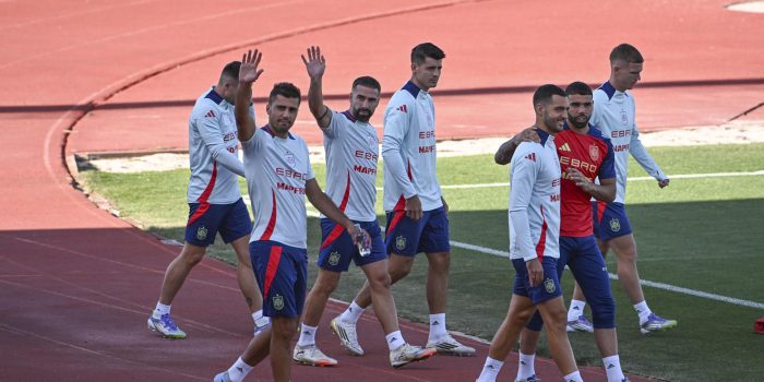 De izquierda a derecha: los jugadores de la selección española Rodri, Dani Carvajal, Álvaro Morata, Mikel Merino, David Raya y Dani Olmo durante el entrenamiento de este lunes en la Ciudad del Fútbol de Las Rozas, en Madrid, para preparar los partidos de clasificación del Mundial 2026. EFE/ Fernando Villar