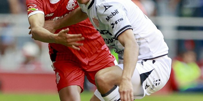 Imagen de archivo de Juan Domínguez (atrás) del Toluca disputando un balón con Johan Rojas (frente) del Necaxa. EFE/ Alex Cruz