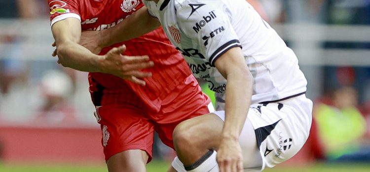Imagen de archivo de Juan Domínguez (atrás) del Toluca disputando un balón con Johan Rojas (frente) del Necaxa. EFE/ Alex Cruz