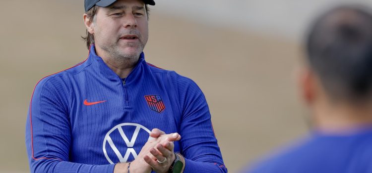 El argentino Mauricio Pochettino negó este lunes que esté negociando con el Real Madrid o el Tottenham de cara a la próxima temporada y abrió la puerta a seguir como seleccionador de Estados Unidos después del Mundial. EFE/EPA/ERIK S. LESSER