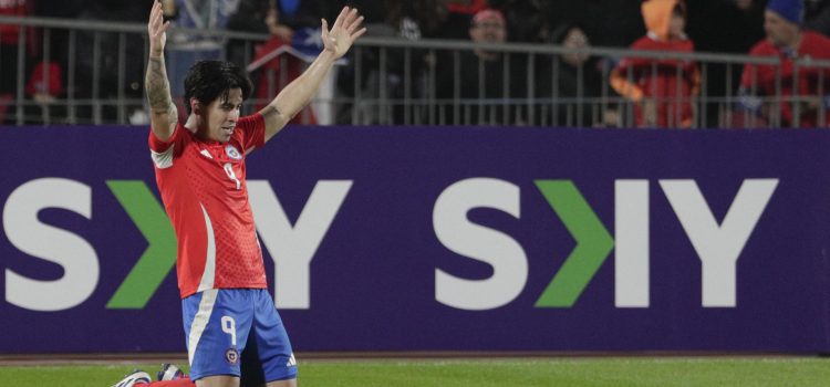 Fotografía de archivo en donde se observa al jugador de Chile Víctor Dávila celebrando un gol en un partido amistoso internacional entre las selecciones de Chile y Paraguay, en el estadio Nacional en Santiago (Chile). EFE/ Elvis González