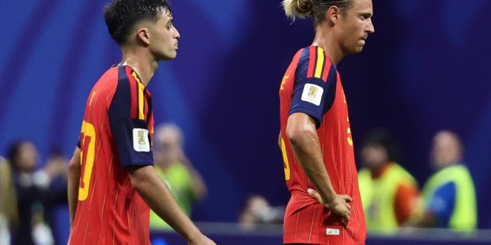 Llorente y Pedri, a la finalización del partido ante Cabo Verde. EFE/EPA/RONALD WITTEK