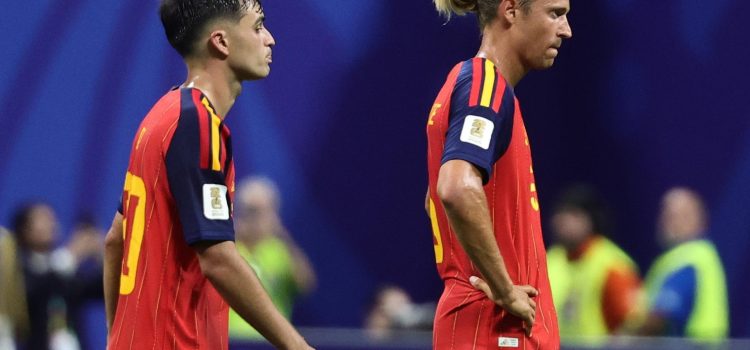 Llorente y Pedri, a la finalización del partido ante Cabo Verde. EFE/EPA/RONALD WITTEK