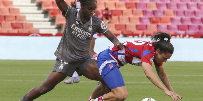 La defensa del Granada Alba Pérez (d) pelea un balón ante la delantera colombiana del Real Madrid Linda Caicedo este domingo durante el partido de la jornada 28 de la Liga F que enfrenta al Granada CF con el Real Madrid, en el Nuevo estadio de los Carmenes de Granada (Andalucía). EFE/ Pepe Torres