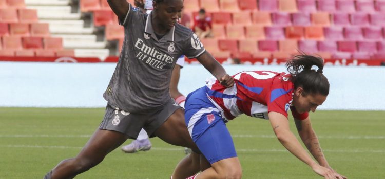 La defensa del Granada Alba Pérez (d) pelea un balón ante la delantera colombiana del Real Madrid Linda Caicedo este domingo durante el partido de la jornada 28 de la Liga F que enfrenta al Granada CF con el Real Madrid, en el Nuevo estadio de los Carmenes de Granada (Andalucía). EFE/ Pepe Torres