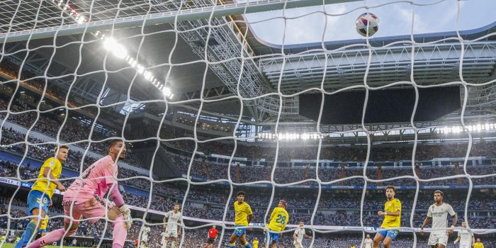 El centrocampista del Real Madrid Brahim Díaz (5d) anota ante la UD Las Palmas en el Estadio Santiago Bernabéu, en Madrid en foto de archivo de Rodrigo Jimenez. EFE