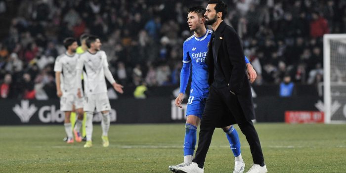 El entrenador del Real Madrid Álvaro Arbeloa (d) y el argentino Franco Mastantuono (2d) durante el partido de octavos de final de la Copa del Rey que Albacete Balompié y Real Madrid disputaron en el estadio Carlos Belmonte. EFE/Manu