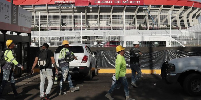 Trabajadores caminan frente al estadio Ciudad de México, en Ciudad de México (México). Imagen de archivo. EFE/ José Méndez
