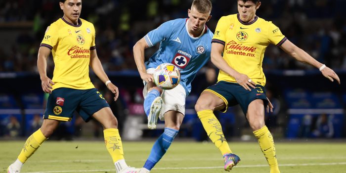 Mateusz Bogusz (c) de Cruz Azul disputa el balón con Ramón Juárez (i) y con Israel Reyes de América en un partido de ida de semifinal del Torneo Clausura 2025 Liga MX entre Cruz Azul y América en el estadio Olímpico Universitario en Ciudad de México (México). EFE/ José Méndez