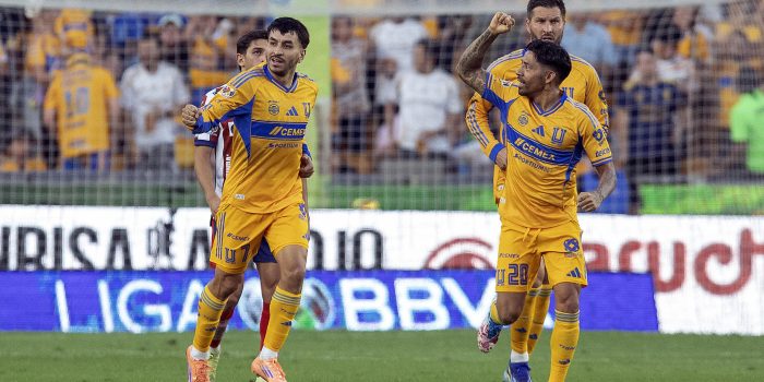 Ángel Correa (i) y Javier Aquino (d) de Tigres celebran un en el estadio Universitario, en San Nicolás de los Garza (México). Fotografía de archivo. EFE/Antonio Ojeda