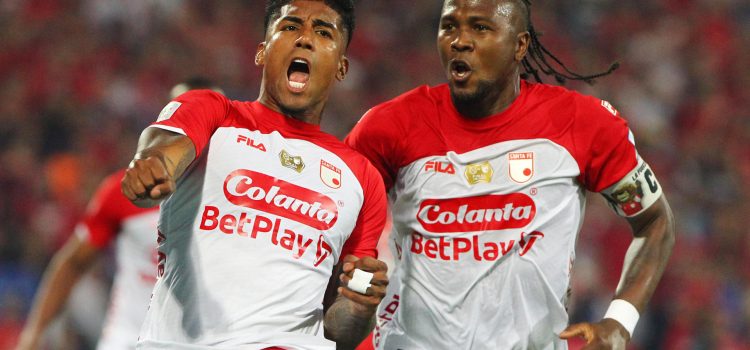 Harold Santiago Mosquera (i) y Hugo Rodallega, de Santa Fe, celebran tras anotar un gol durante el partido de vuelta de la final del la liga colombiana entre Deportivo Independiente Medellín e Independiente Santa Fe en el estadio Atanasio Girardot en Medellín (Colombia). EFE/ STR