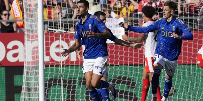 El defensa del Real Oviedo David Carmo (i), celebra su gol contra el Girona, durante el partido de la jornada 10 de LaLiga EA Sports disputado en el estadio municipal de Montilivi de Girona este sábado. EFE/David Borrat.