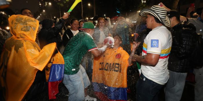 Aficionados de Colombia celebran en el país durante la transmisión del partido de la Copa Mundial de la FIFA 2026 ante Uzbekistán. EFE/ Mario Guzmán