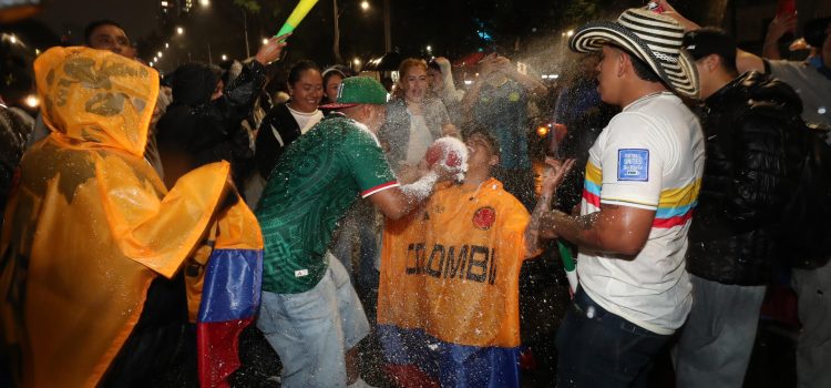 Aficionados de Colombia celebran en el país durante la transmisión del partido de la Copa Mundial de la FIFA 2026 ante Uzbekistán. EFE/ Mario Guzmán