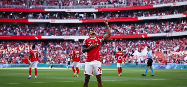 El jugador del Benfica Richard Rios celebra el 2-1 durante el partido de la Liga Portuguesa que han jugado Benfica y Moreirense en Lisboa, Portugal. EFE/EPA/FILIPE AMORIM