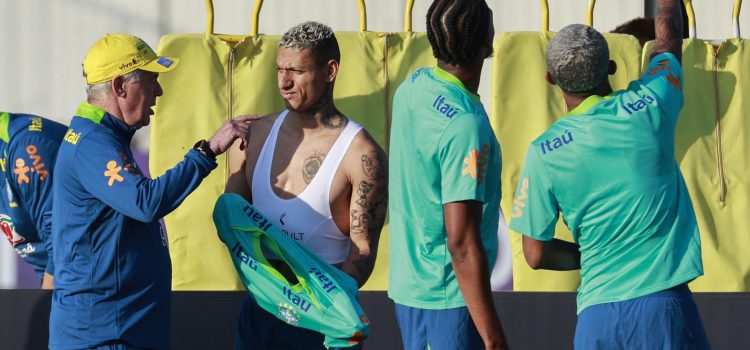 El entrenador de Brasil, Carlo Ancelotti (i), habla con Richarlison durante un entrenamiento. EFE/ Sebastiao Moreira