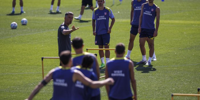 Griezmann, Cardoso y Hancko, durante el entrenamiento de este viernes del Atlético de Madrid. EFE/ Rodrigo Jiménez