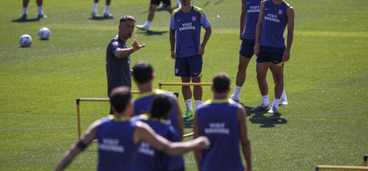 Griezmann, Cardoso y Hancko, durante el entrenamiento de este viernes del Atlético de Madrid. EFE/ Rodrigo Jiménez