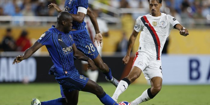 Kalidou Koulibaly, del Al Hilal (i), en acción contra Tijjani Reijnders, del Manchester City (d), durante la segunda mitad del partido de la Copa Mundial de Clubes de la FIFA 2025 en Orlando, Florida (EE.UU.). EFE/MIGUEL RODRIGUEZ