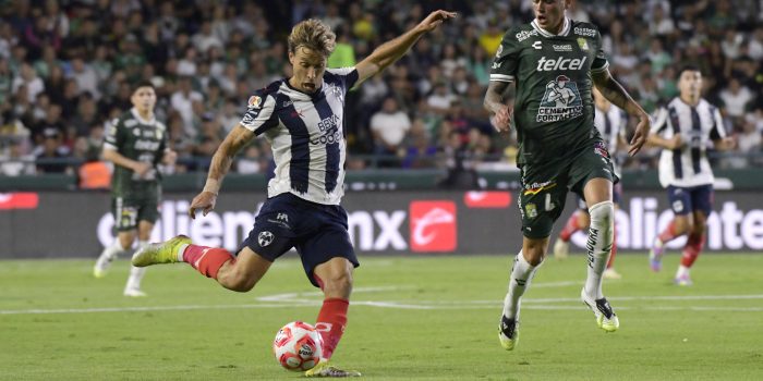 Nicolás Fonseca (d) de León disputa un balón con Sergio Canales de Monterrey este lunes, en un partido de la Liga MX entre León y Monterrey en el estadio León en Guanajuato (México). EFE/ Luis Ramírez